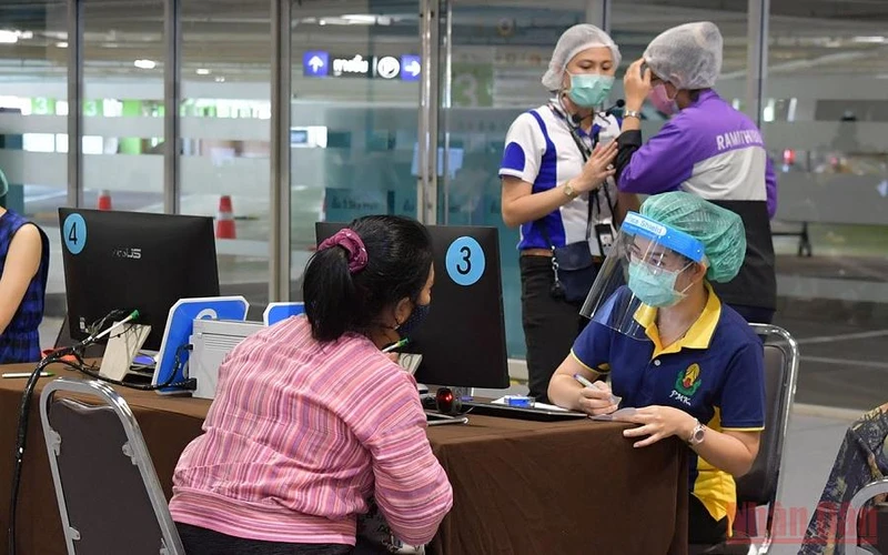 Kiểm tra thông tin trước khi tiêm tại một trung tâm tiêm chủng ở thủ đô Bangkok. (Ảnh: NAM ĐÔNG)