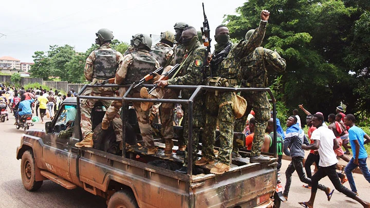 Lực lượng đặc biệt của quân đội Guinea trên đường phố Thủ đô Conakry. Ảnh: AFP