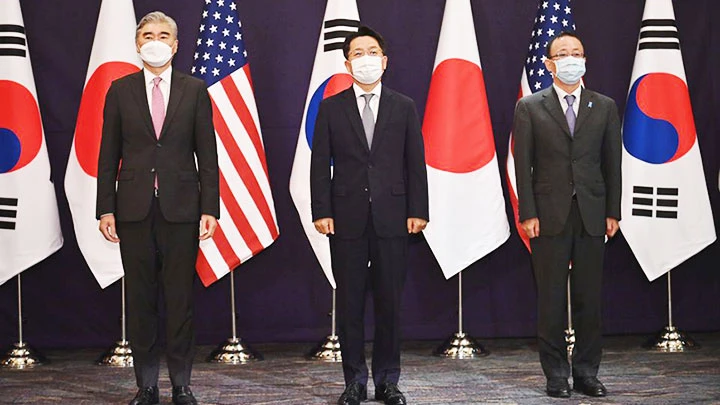 Đàm phán ba bên về vấn đề hạt nhân Triều Tiên