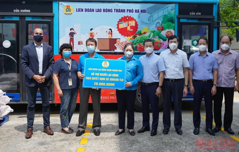 LĐLĐ quận Hoàng Mai hỗ trợ tiền ăn cho công nhân Công ty TNHH ABB Power Grids Việt Nam. (Ảnh: NGUYÊN TRANG).