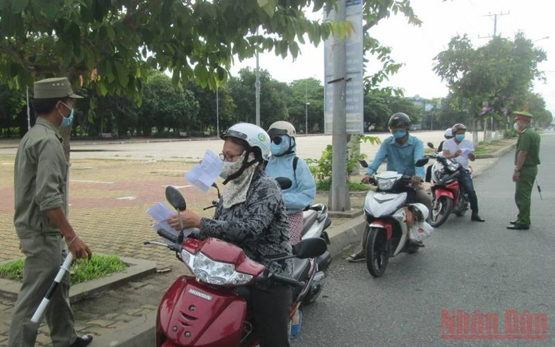 Lực lượng chức năng kiểm tra giấy đi đường của người dân tại chốt kiểm soát trên đường Hùng Vương, phường 3, Tân An.