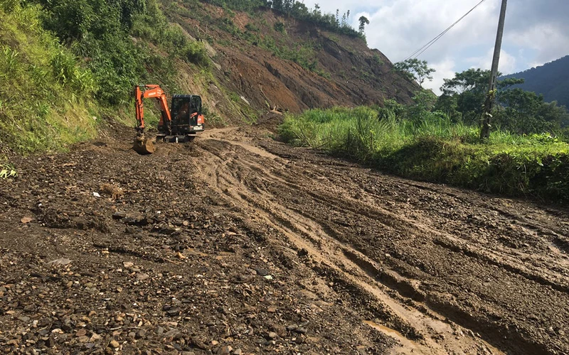 Từ tháng 8 tới nay, cứ sau mưa lớn là đỉnh đèo Khau Thăm bị sạt lở, vùi lấp toàn bộ lòng đường, tràn xuống ruộng của người dân dưới ta-luy âm. 