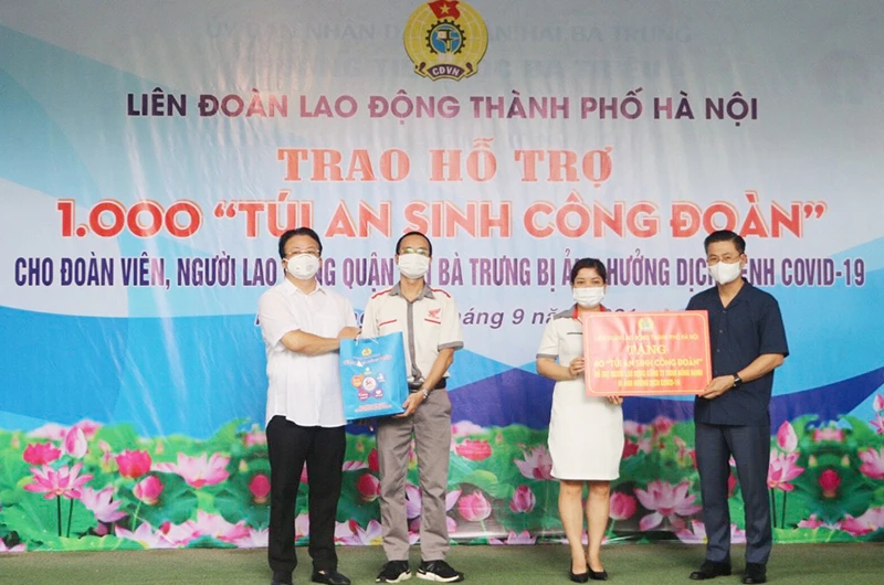 Chủ tịch Liên đoàn Lao động thành phố Nguyễn Phi Thường trao quà An sinh Công đoàn tới đoàn viên, người lao động quận Hai Bà Trưng (ngoài cùng bên phải).