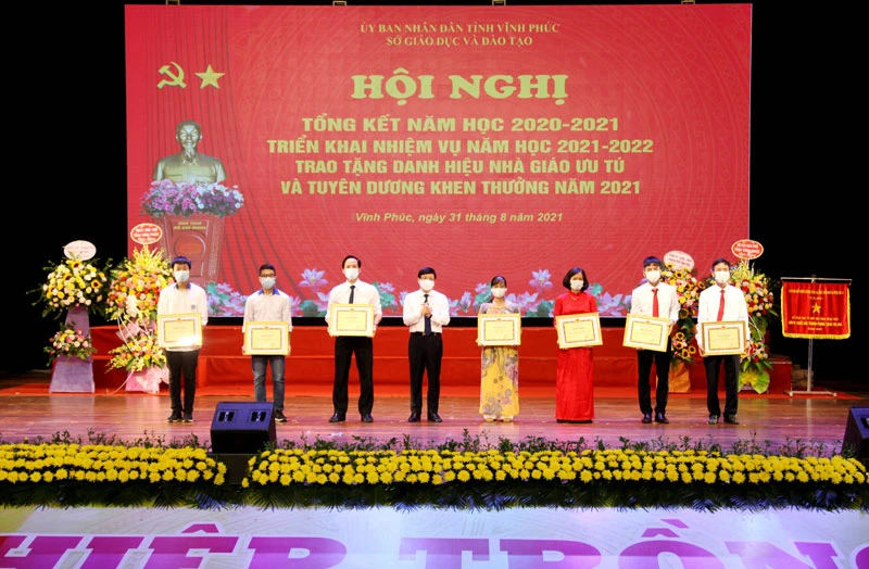 Khen thưởng giáo viên và học sinh xuất sắc của Trường THPT Chuyên Vĩnh Phúc.