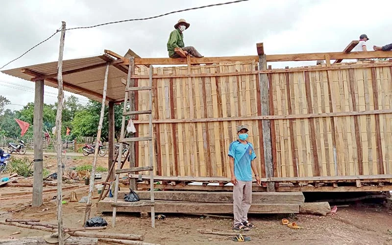Lực lượng chức năng hỗ trợ người dân xã Chư Krêy, huyện Kông Chro sửa chữa nhà ở bị tốc mái.