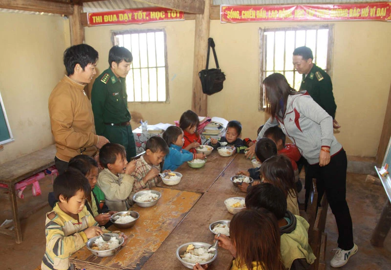 Bữa ăn sáng của học sinh tiểu học điểm trường Buốc Pát được cán bộ, chiến sĩ biên phòng hỗ trợ.