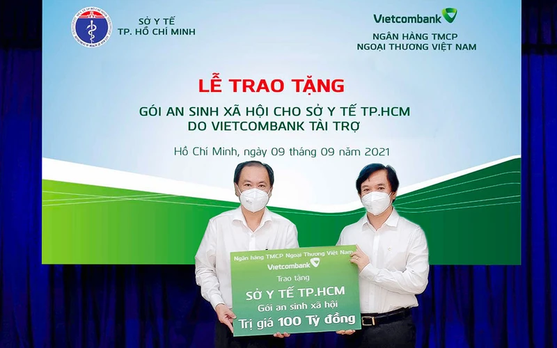 Ông Đặng Hoài Đức - Uỷ viên BCH Đảng bộ Vietcombank, Bí thư Đảng bộ VPĐD phía nam, Phó Tổng Giám đốc Vietcombank (bên phải) trao biển tượng trưng tài trợ cho đại diện Sở Y tế TP Hồ Chí Minh.