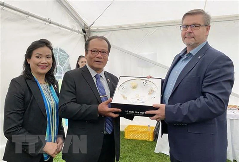 Đại sứ Việt Nam Thái Xuân Dũng tặng quà lưu niệm cho Thống đốc vùng Ústecký Jan Schiller. (Ảnh: TTXVN)