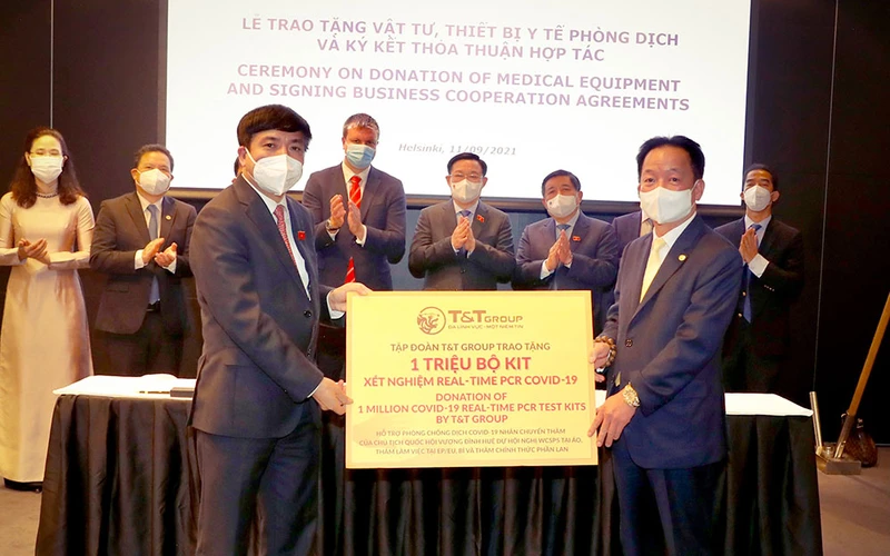 Ông Đỗ Quang Hiển, Chủ tịch HĐQT kiêm Tổng Giám đốc Tập đoàn T&T Group (bên phải) trao tặng 1 triệu bộ kit xét nghiệm Realtime RT-PCR nhằm phục vụ cho công tác phòng, chống dịch Covid-19 tại Việt Nam.