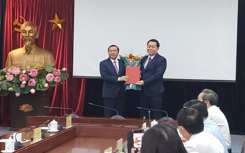 Đồng chí Nguyễn Trọng Nghĩa (bên phải) trao quyết định điều động đồng chí Lại Xuân Môn giữ chức vụ Phó Trưởng Ban Tuyên giáo Trung ương.