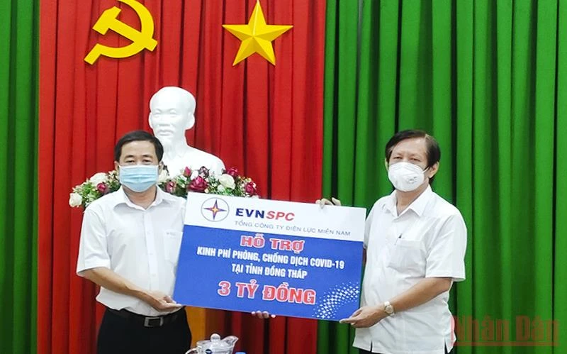 Ông Đào Hữu Điền (bên trái) trao bảng tượng trưng 3 tỷ đồng cho Giám đốc Sở Tài Chính Đồng Tháp, Ngô Hồng Chiều. (Ảnh: HỮU NGHĨA).