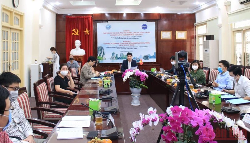 Các đại biểu tham dự hội thảo trực tuyến tại điểm cầu Tổng cục Biển và Hải đảo Việt Nam. (Ảnh: TRUNG TUYẾN).
