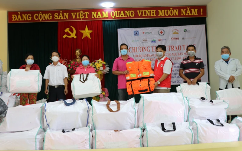Trên 1.000 bộ áo phao đa năng được Hội Chữ thập đỏ trao hỗ trợ cho người dân Phú Yên trước mùa mưa bão. 