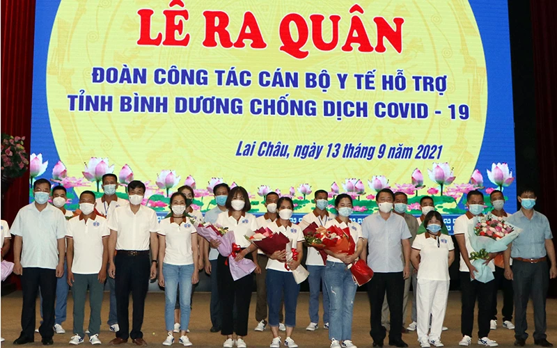 Lãnh đạo tỉnh Lai Châu tặng hoa động viên các thành viên trong Đoàn công tác.