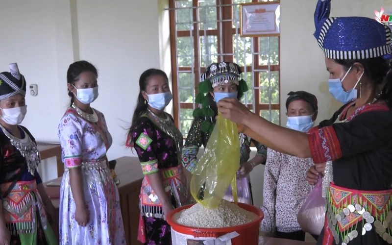 Phụ nữ bản Huồi Viêng xã Đoọc Mạy, huyện Kỳ Sơn góp gạo hỗ trợ hội viên nghèo.
