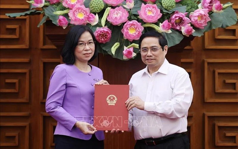 Thủ tướng Phạm Minh Chính trao Quyết định bổ nhiệm Tổng Giám đốc TTXVN cho bà Vũ Việt Trang. (Ảnh: TTXVN)
