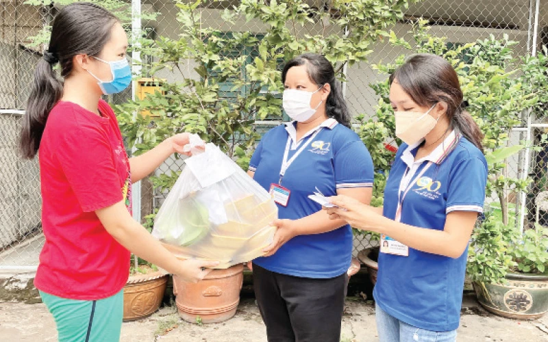 Các tình nguyện viên mua thực phẩm giúp người dân phường 7, quận Bình Thạnh.