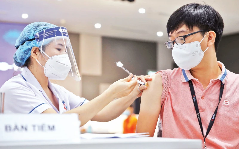 Tiêm vắc-xin phòng Covid-19 cho công nhân Khu công nghệ cao TP Hồ Chí Minh. Ảnh: Hoàng Triều