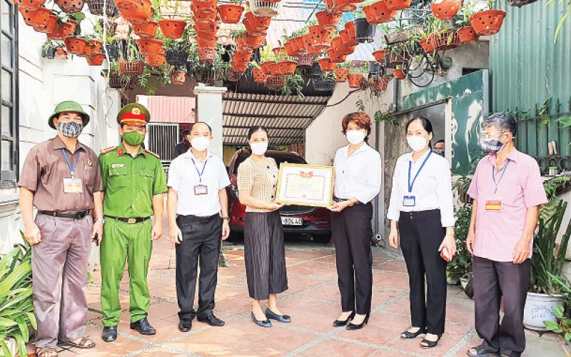 Lãnh đạo quận Long Biên kịp thời khen thưởng, động viên bà Lưu Thị Luyến, người đã miễn phí phòng trọ cho người dân.