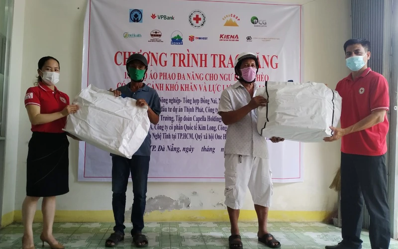Hội Chữ thập đỏ TP Đà Nẵng tặng áo phao cứu sinh cho ngư dân.