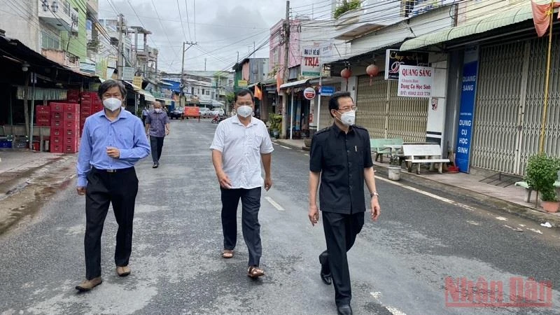 Bí thư Tỉnh ủy An Giang (áo đen) kiểm tra ổ dịch tại thị trấn Phú Mỹ, huyện Phú Tân.