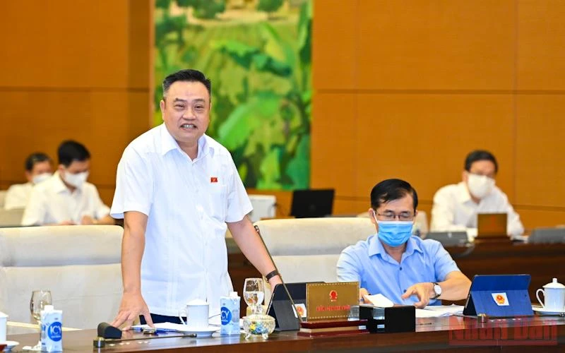Tổng Kiểm toán Nhà nước Trần Sỹ Thanh, trình bày báo cáo tại phiên họp. (Ảnh: DUY LINH).