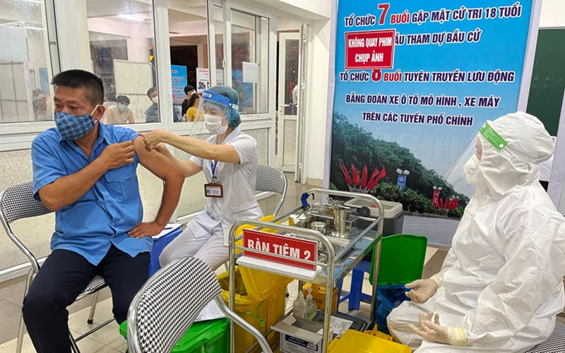 Hà Nội phấn đấu về đích đúng hẹn trong tiêm chủng vaccine Covid-19 trong ngày 15/9.