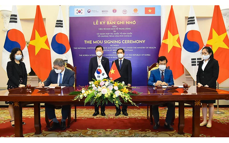 Việt Nam - Hàn Quốc ký thỏa thuận hợp tác ứng phó Covid-19 (Ảnh: Bộ Ngoại giao).