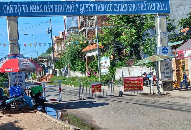 Chốt kiểm soát ra, vào thị xã La Gi (Bình Thuận).