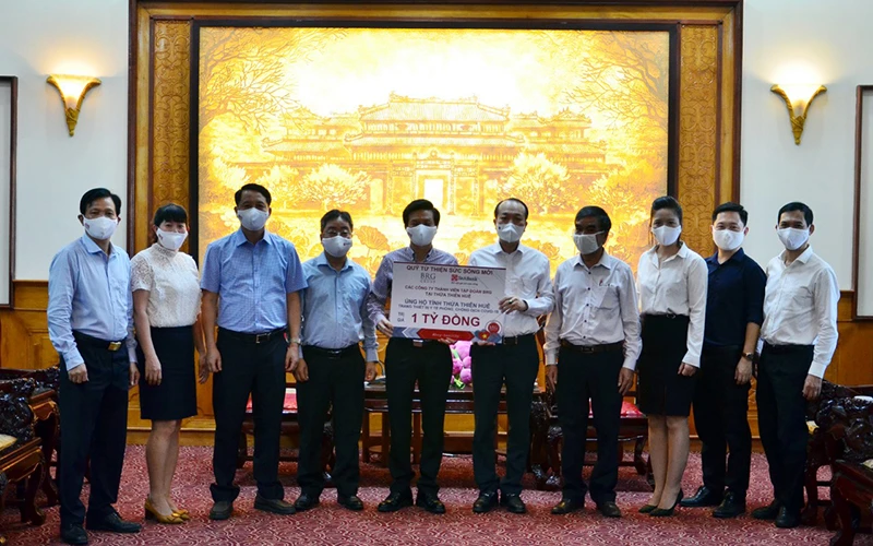SeABank và Tập đoàn BRG ủng hộ Thừa Thiên - Huế thiết bị y tế.