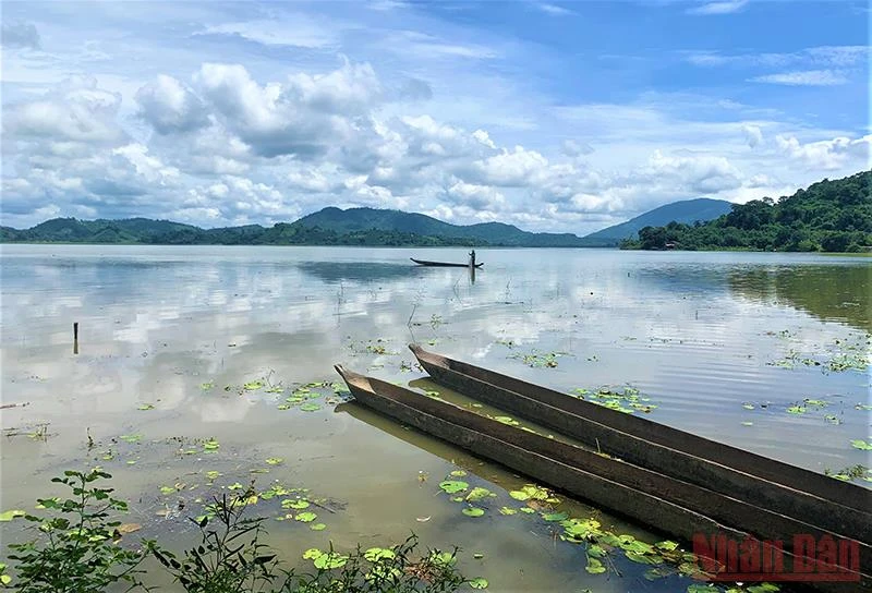 Hồ Lắk là hồ nước ngọt lớn nhất ở Tây Nguyên và là hồ nước ngọt tự nhiên lớn thứ hai ở Việt Nam, chỉ sau hồ Ba Bể ở tỉnh Bắc Kạn.