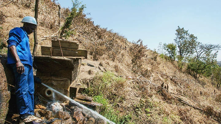 Colrerd thiết kế hệ thống phát điện cho người dân làng Yobe Nkosi. Ảnh: AFP