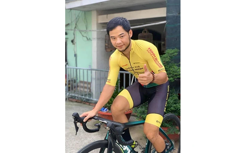 VÐV Lê Nguyệt Minh ghi hình các động tác hướng dẫn kỹ thuật đua xe đạp.