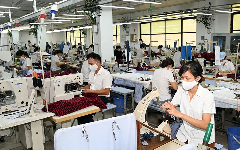 Sản xuất hàng dệt may xuất khẩu tại Tổng công ty May 10 (Gia Lâm) trong những ngày giãn cách xã hội. Ảnh: MINH HÀ