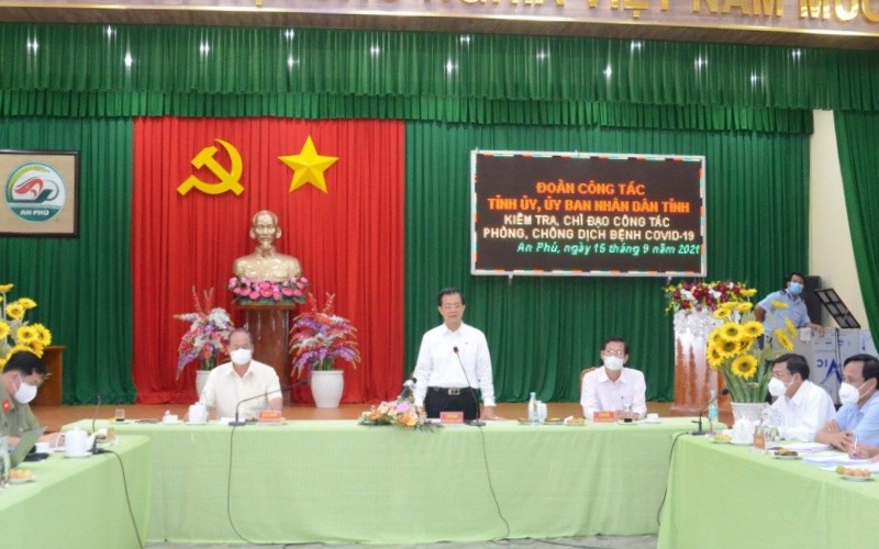 Bí thư Tỉnh ủy yêu cầu huyện An Phú phải khống chế các ổ dịch.