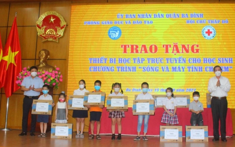 Lãnh đạo quận Ba Đình (Hà Nội) trao tặng thiết bị học tập trực tuyến cho học sinh có hoàn cảnh khó khăn.