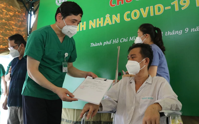 Bệnh nhân ở Trung tâm hồi sức tích cực người bệnh Covid-19 - Bệnh viện Dã chiến số 16 ra viện. ( Ảnh: Trung tâm cung cấp)