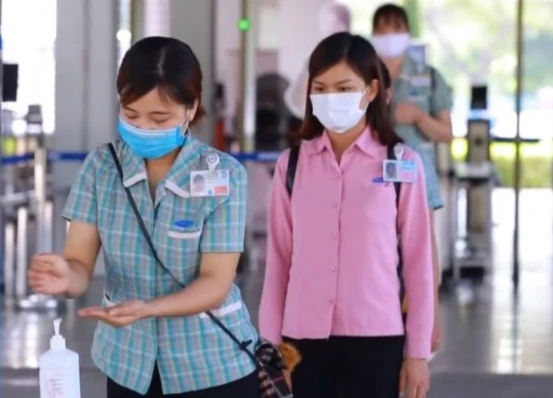 Công nhân Samsung Thái Nguyên sát khuẩn, đo thân nhiệt trước mỗi ca làm việc.