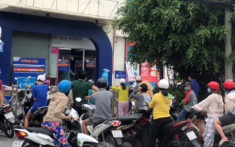 Nhiều người dân ở TP Bạc Liêu đổ xô đi mua hàng hóa dự trữ.