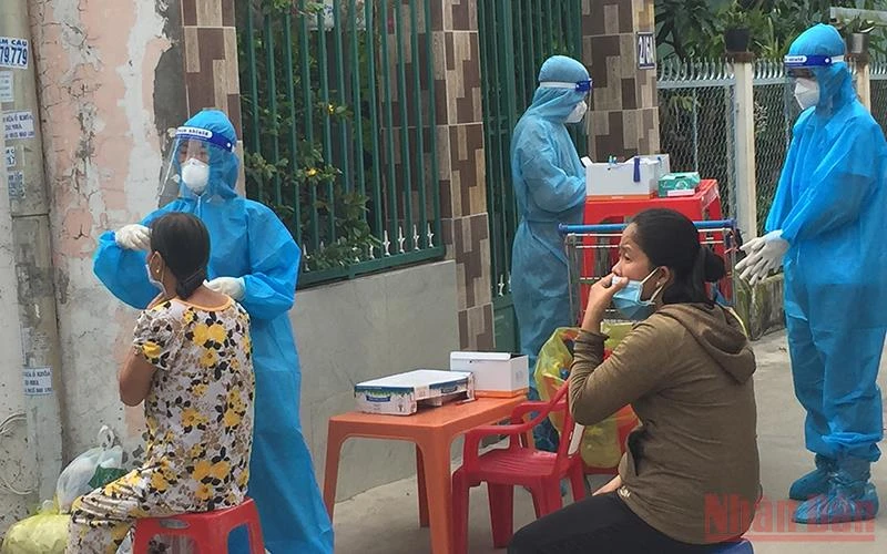 Lấy mẫu xét nghiệm sàng lọc Covid-19 tại nhà dân ở Khu vực 6, phường Hưng Lợi, quận Ninh Kiều, TP Cần Thơ. (Ảnh: THANH TÂM) 