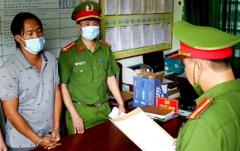 Công an huyện Quảng Trạch (Quảng Bình) công bố quyết định khởi tố bị can, lệnh bắt tạm giam đối tượng Phan Sinh Thành.