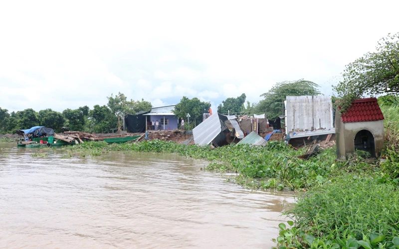 Hiện trường vụ sạt lở ngày 12/9 khiến nhiều căn nhà trôi xuống sông.