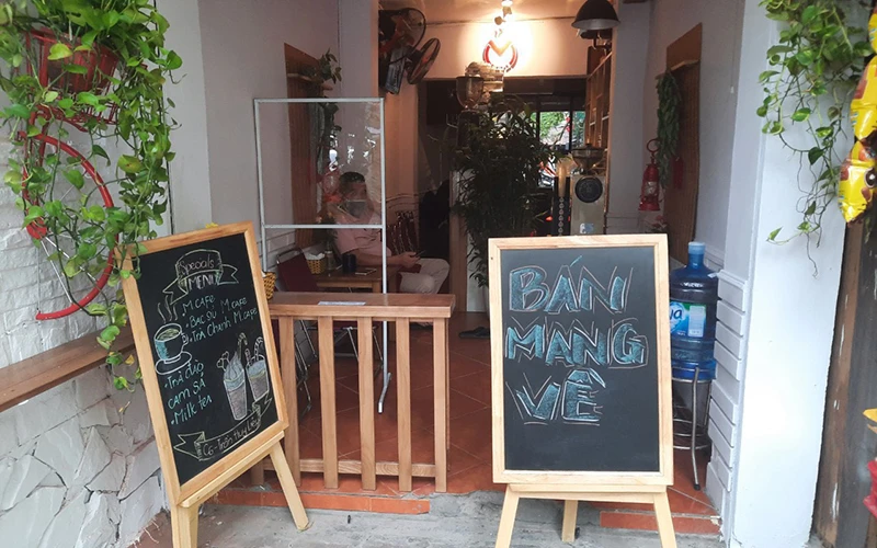 Từ trưa 16/9, Hà Nội cho phép mở lại các cửa hàng ăn, uống, nhưng chỉ bán mang về tại các địa bàn không có ca nhiễm Covid-19 trong cộng đồng từ ngày 3/9/2021 đến nay.