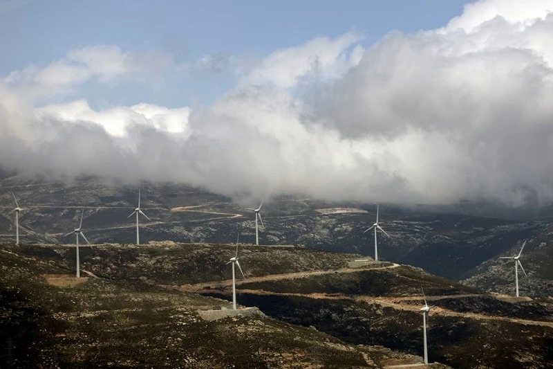 Các tua-bin gió trên 1 ngọn đồi gần trị trấn Karystos, đảo Evia, Hy Lạp ngày 16/4/2021. (Ảnh: Reuters)