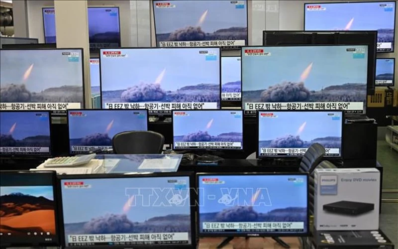 Hình ảnh về một vụ thử được cho là tên lửa đạn đạo của Triều Tiên được phát trên chương trình tin tức của truyền hình Hàn Quốc ở Seoul, ngày 25/3/2021. (Ảnh minh họa: AFP/TTXVN)