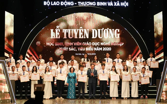 Tuyên dương 130 học sinh, sinh viên của các cơ sở giáo dục nghề nghiệp xuất sắc, tiêu biểu năm 2020. (Ảnh: Anh Nguyễn).