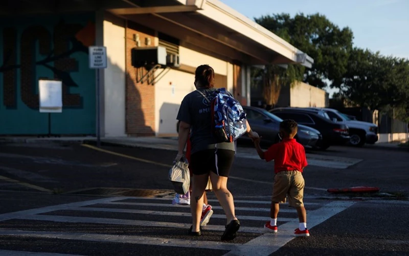 Học sinh của Trường tiểu học West Tampa tại Florida, Mỹ, đến trường ngày 10/8. (Ảnh: Reuters)
