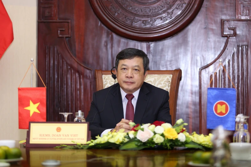 Thứ trưởng Văn hóa, Thể thao và Du lịch Việt Nam Đoàn Văn Việt phát biểu tại phiên thảo luận.