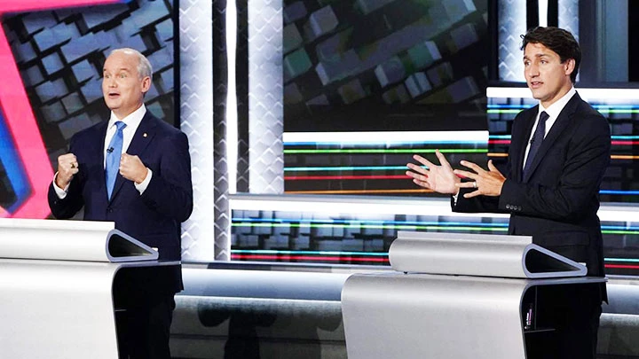 Ông Justin Trudeau (phải) và ông Erin O'Toole tranh luận trên truyền hình. Ảnh: THE STAR