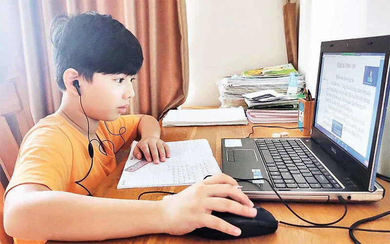 Một học sinh Trường tiểu học Bùi Văn Ba (xã Phước Kiển, huyện Nhà Bè) học trực tuyến. Ảnh: Thế Anh